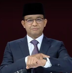 Calon Presiden Anies Baswedan menyapa penonton di rumah dengan bahasa isyarat.