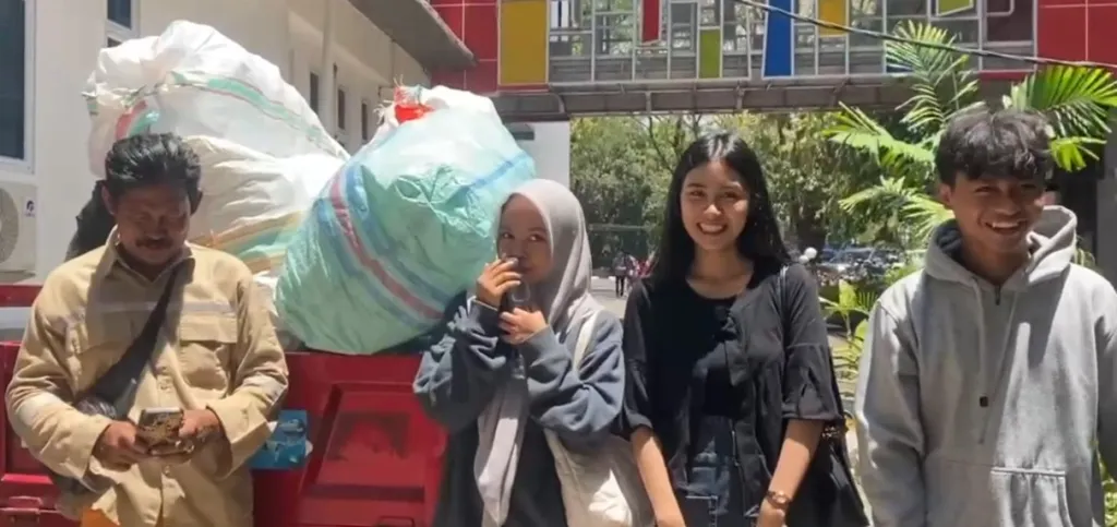 Kegiatan Bank Sampah FIKP ini dirancang untuk memberikan pemahaman langsung kepada mahasiswa mengenai pentingnya pengelolaan sampah. 