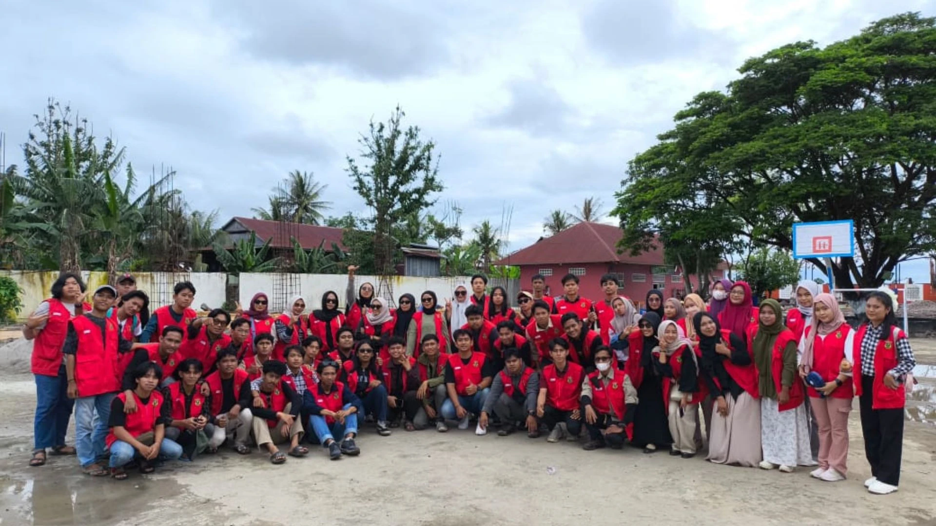 KKN Unhas Se-Pinrang: Menyerahkan Donasi  ke Pondok Pesantren DDI Patobong. (Foto: Dokumen Pribadi).