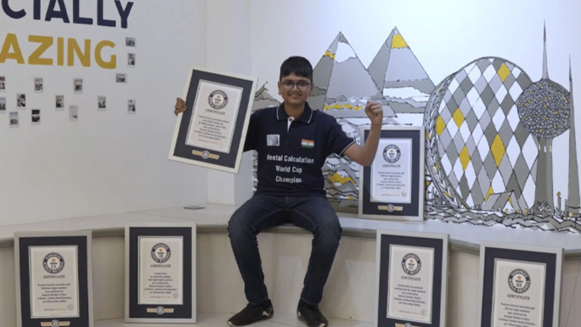 Aaryan Shukla, remaja 14 tahun asal India, berpose dengan bangga bersama enam sertifikat Guinness World Records yang ia raih dalam kategori perhitungan matematika mental. Dijuluki sebagai 