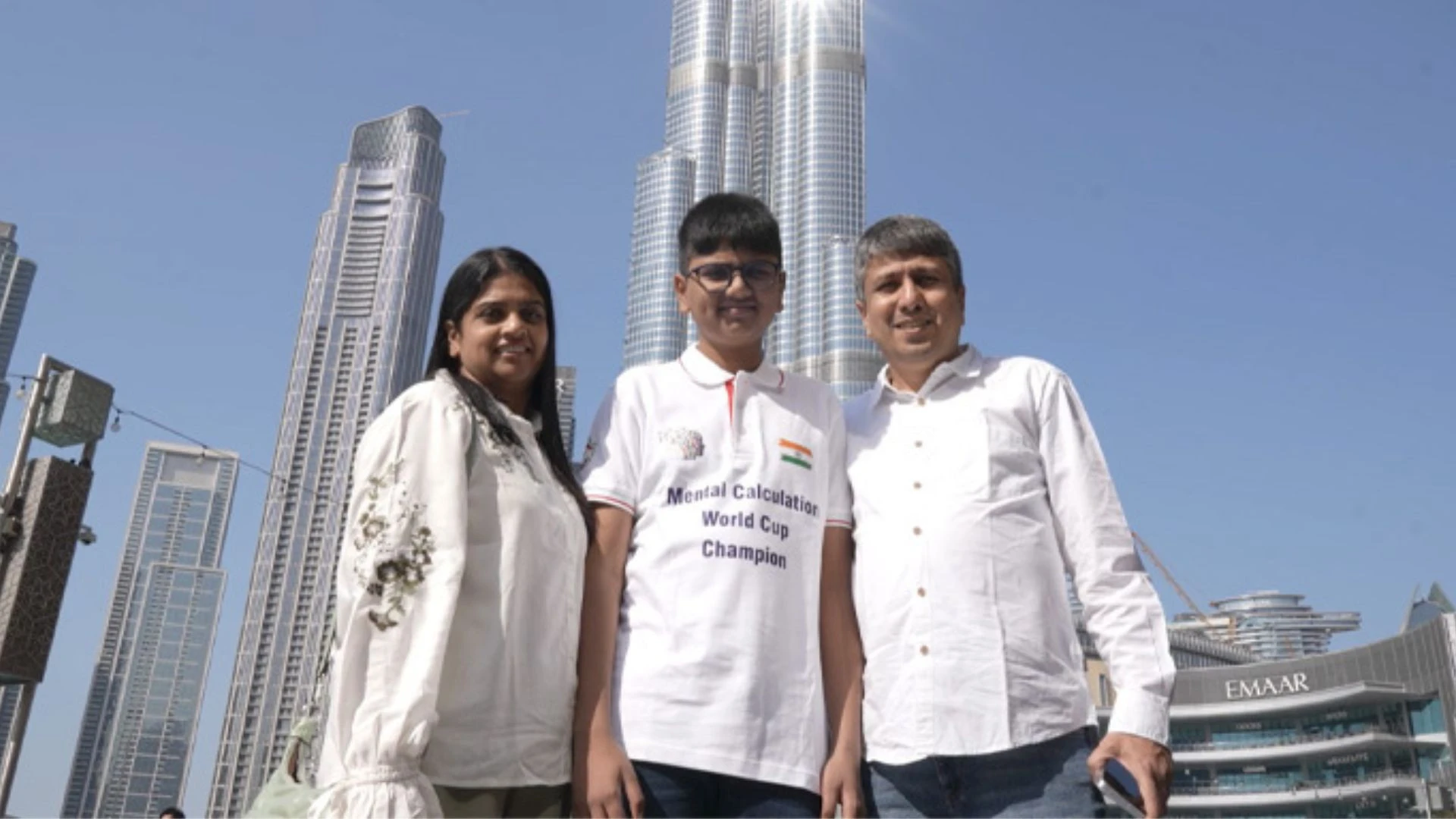 Aaryan Shukla, juara Mental Calculation World Cup, berpose bersama kedua orang tuanya di depan Burj Khalifa, Dubai. Keluarganya turut mendukung dan merayakan keberhasilannya, yang membawanya meraih beberapa rekor dunia dalam Guinness World Records.Credit: Guinness World Records.