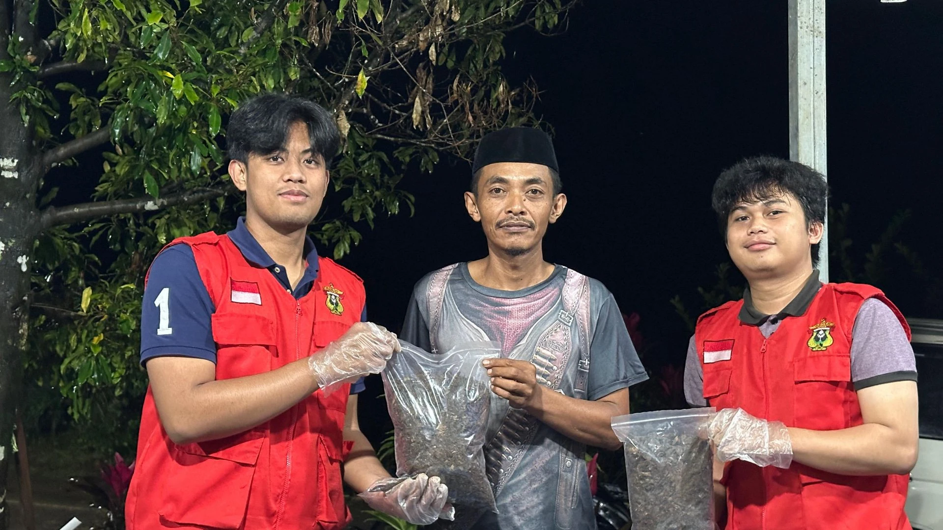 KKN-Tematik Unhas:  Petani sebaiknya menggunakan bahan-bahan organik. (Foto: Dokumen Pribadi).