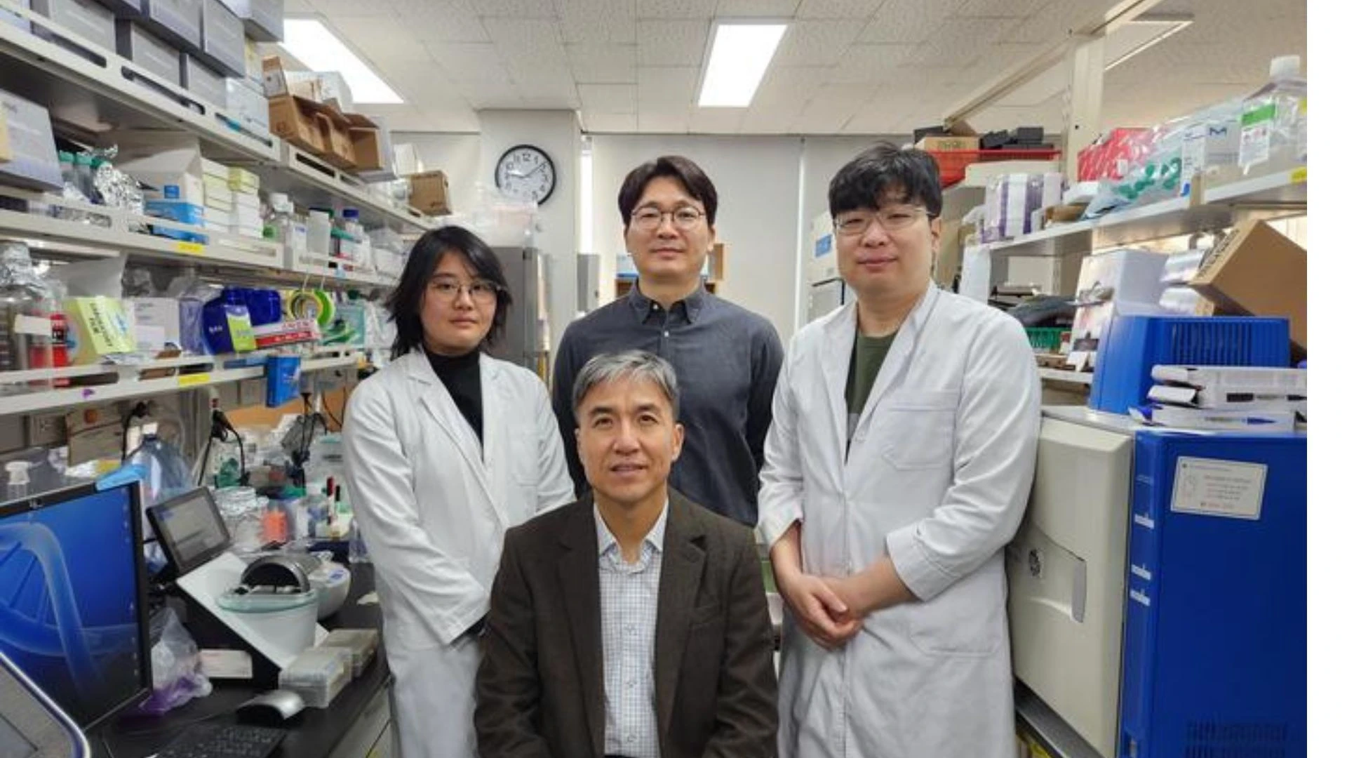 Foto: (Dari kiri) Mahasiswa PhD Seoyoon D. Jeong, (bawah) Profesor Kwang-Hyun Cho, (atas) Dr. Dongkwan Shin, Dr. Jeong-Ryeol Gong. Credit: KAIST Laboratory for Systems Biology and Bio-Inspired Engineering.