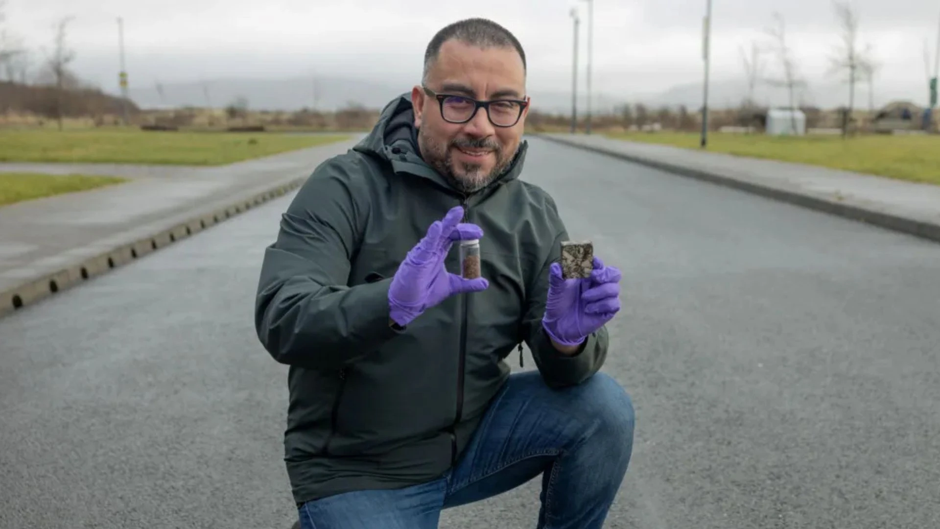 Dr Jose Norambuena-Contreras: Bitumen juga akan membantu mengembangkan jalan bebas emisi. Credit: Swansea University.