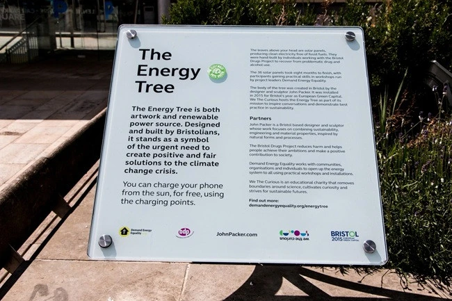  The Energy Tree memungkinkan masyarakat mengisi daya ponsel secara gratis menggunakan energi matahari. Sebuah langkah kecil menuju masa depan yang lebih hijau! Credit: The Energy Tree, Art UK.