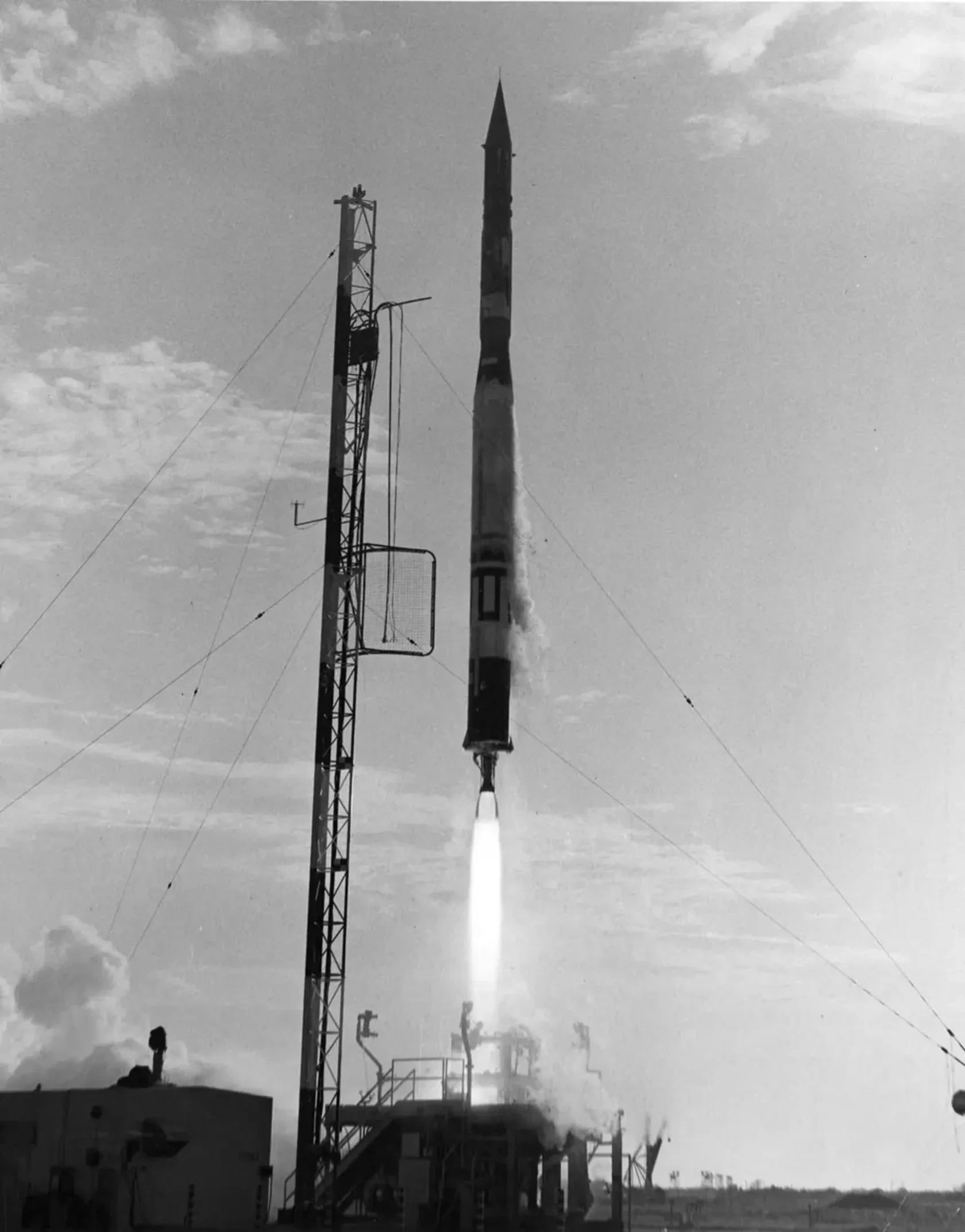Vanguard 1 pada Maret 1958 diluncurkan dari kawasan rudal Atlas di Cape Canaveral, Florida. Credit:
Naval Research Laboratory.