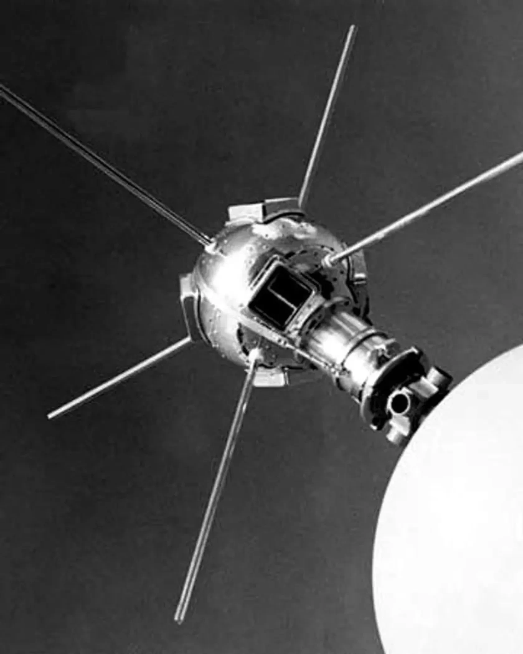 Satelit Vanguard 1, salah satu elemen dari proyek perintis Vanguard, adalah bola aluminium berdiameter hanya 15 sentimeter. Credit: NASA.