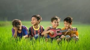 Anak Indonesia bahagia di tengah kesederhanaan. Credit Bekasi Ana.