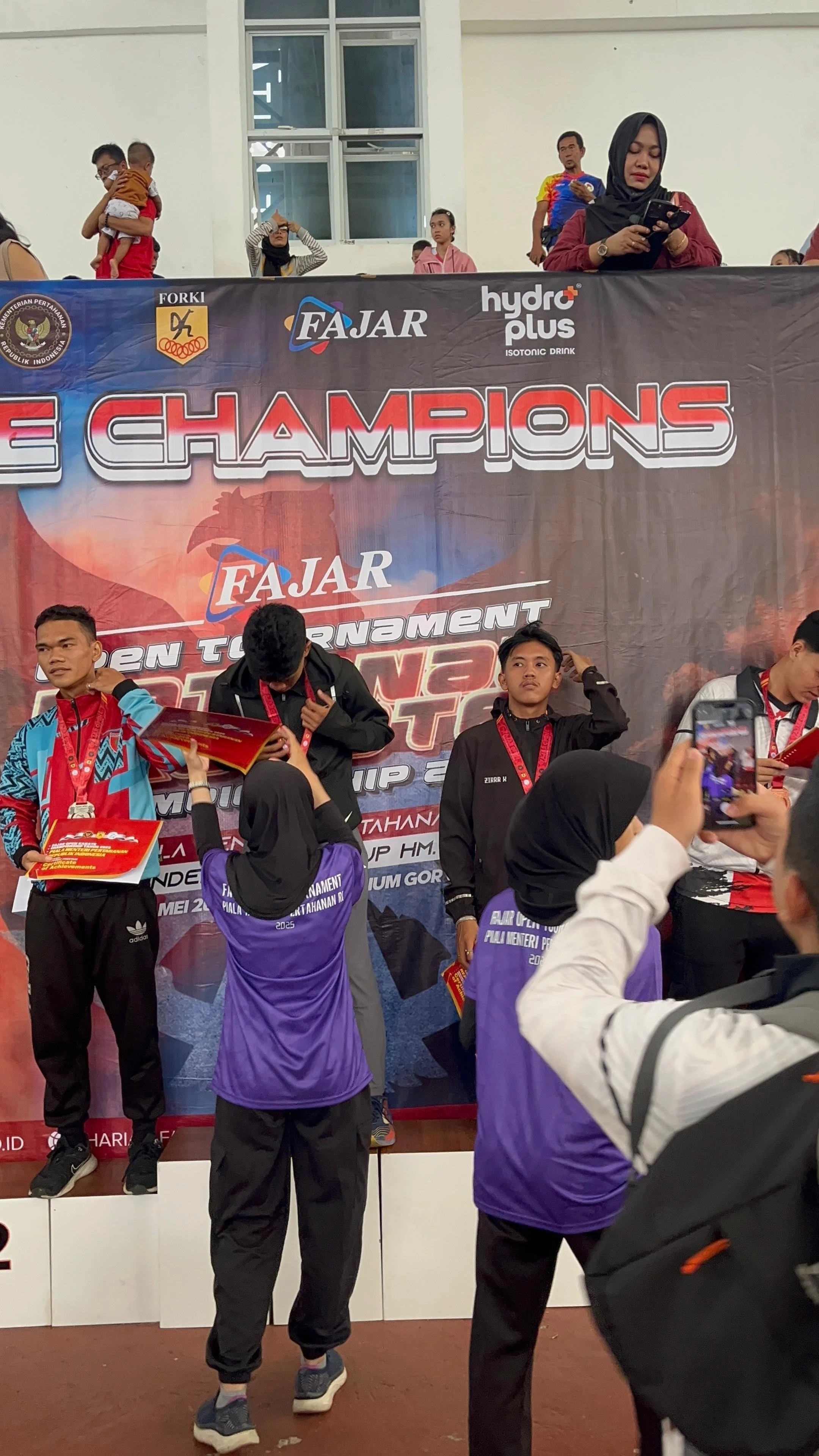 Andi Fajrul Pratama (FKM Unhas 2023) raih emas di Kejurnas Karate Piala Menhan RI 2025. Bukti bahwa semangat dan disiplin tak pernah sia-sia!. Kredit: FKM Unhas.