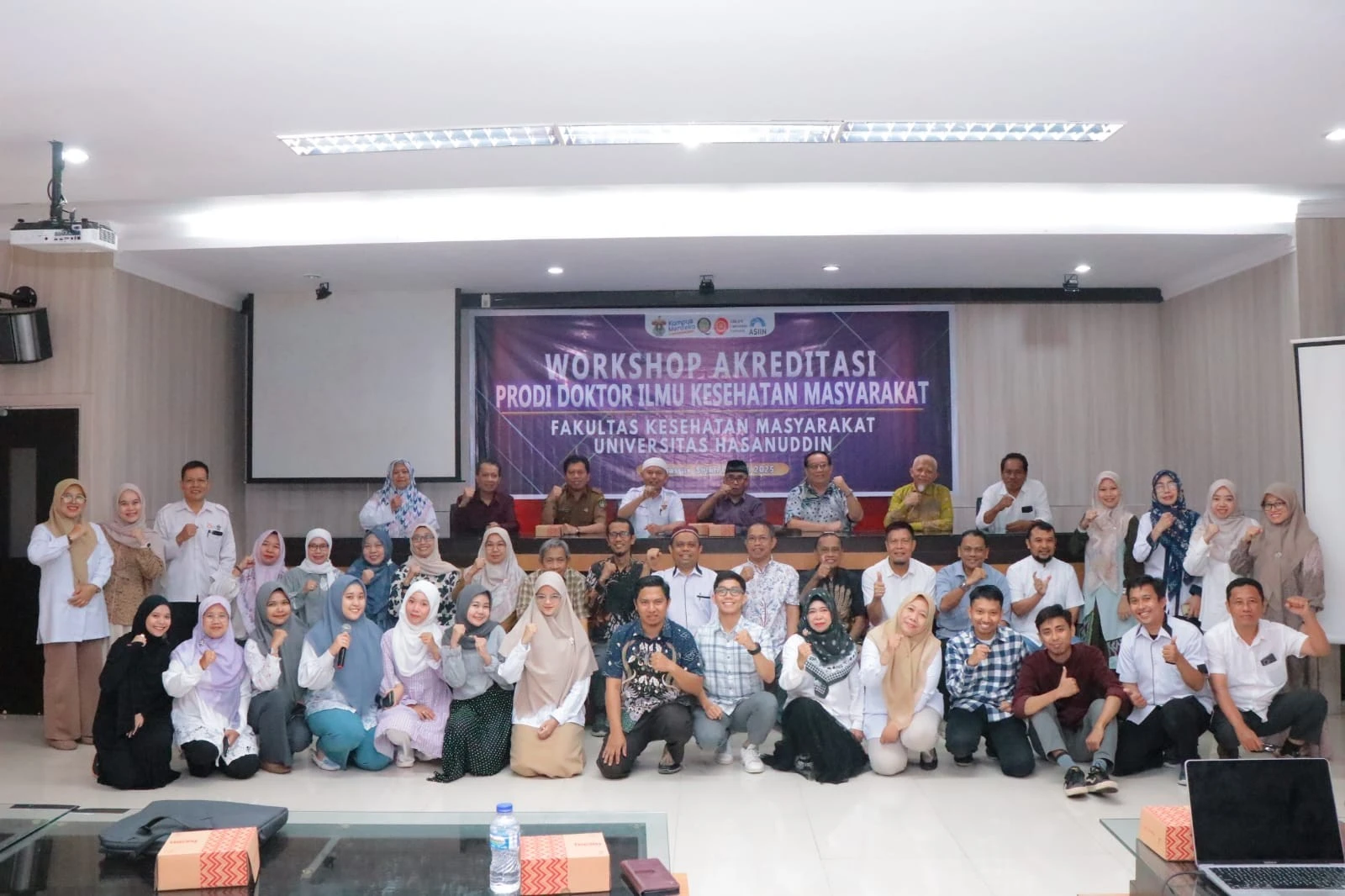 Sivitas akademika Program Doktor Ilmu Kesehatan Masyarakat, Fakultas Kesehatan Masyarakat Universitas Hasanuddin, berkumpul dalam Workshop Akreditasi sebagai bagian dari upaya strategis menuju peningkatan kualitas dan standar pendidikan tinggi yang unggul. Credit: FKM Unhas.