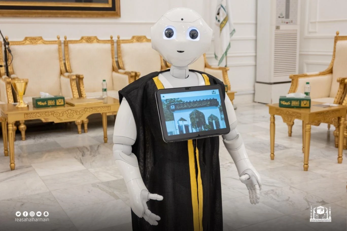 Robot pemandu siap layani pengunjung Kompleks Kiswah Ka'bah dengan 11 bahasa. Credit: Situs Kepresidenan Urusan Dua Masjid Suci.