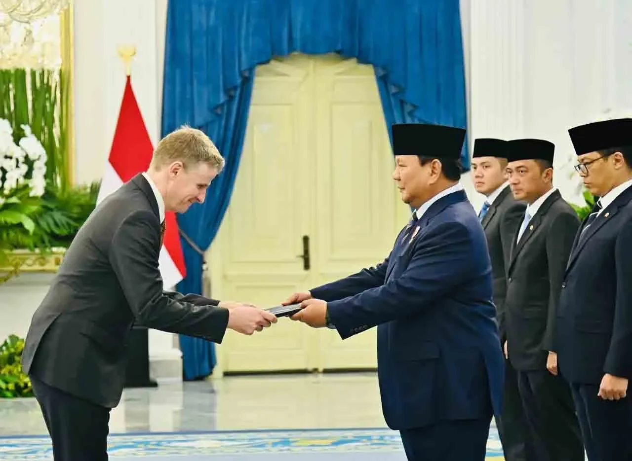 Rod Brazier, alumnus Universitas Hasanuddin tahun 1990, secara resmi diterima oleh Presiden Prabowo Subianto sebagai Duta Besar Australia untuk Indonesia. Sebuah kebanggaan bagi Unhas yang terus melahirkan jaringan global lintas negara. Kredit: Australian Embassy.