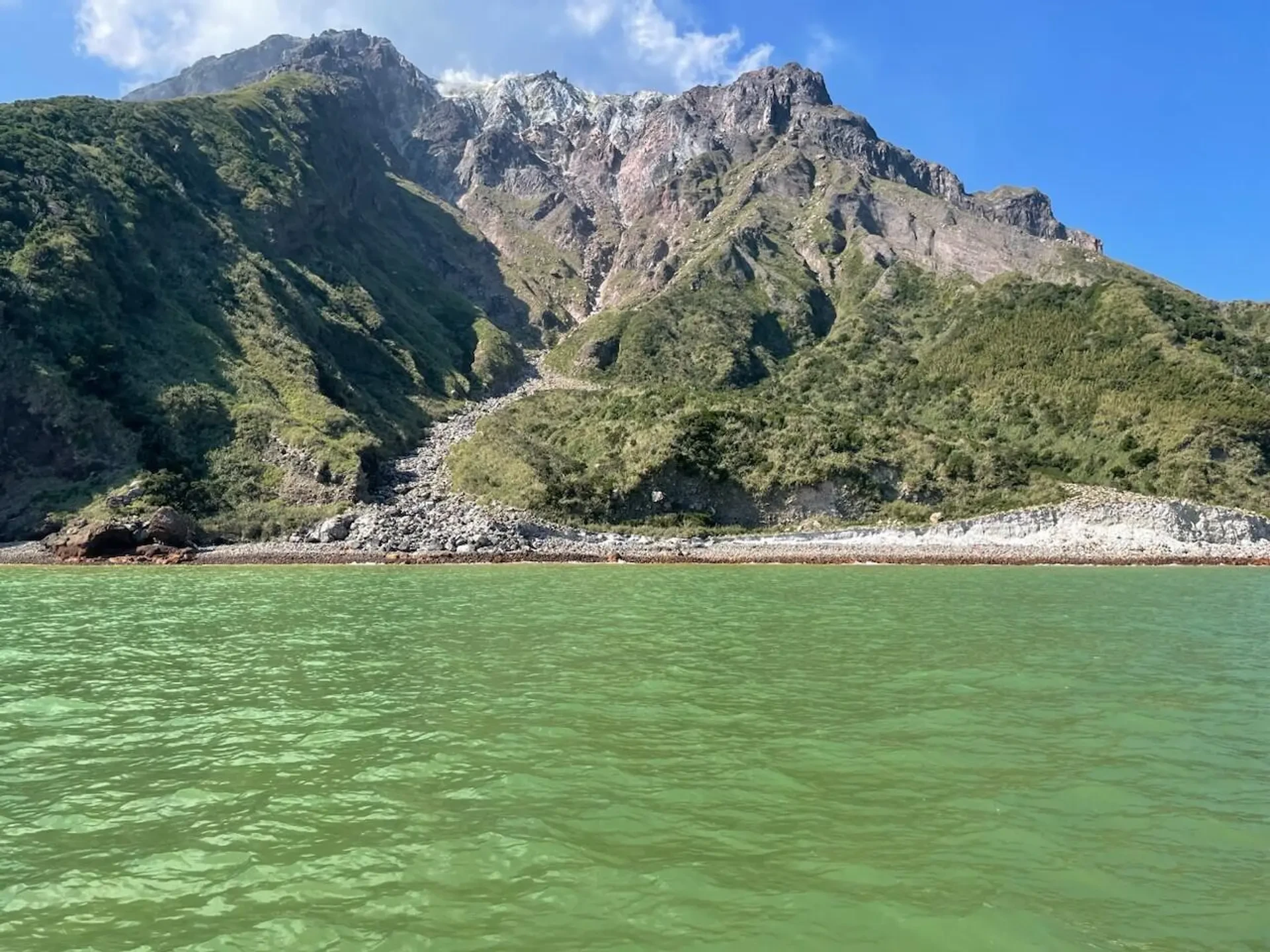 Pulau Iwo di Kepulauan Satsunan, Kyushu, pada tahun 2023, lautnya hijau. Credit: Taro Matsuo