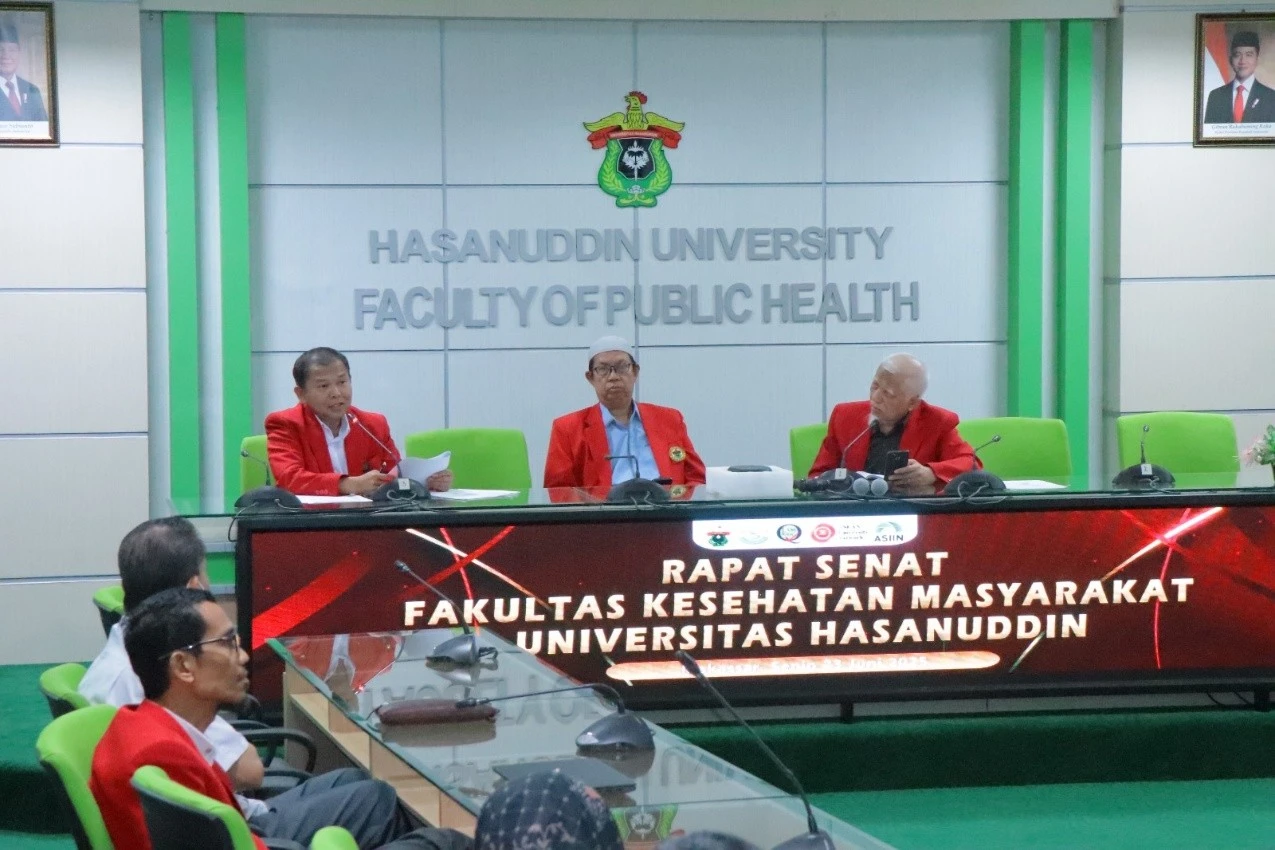Para anggota senat FKM Unhas dalam rapat penting yang membahas rencana pembukaan Prodi S3 Ilmu Kesmas melalui skema PSDKU. Di bawah pimpinan Ketua Senat, Prof. dr. Veni Hadju, Ph.D., diskusi mendalam menghasilkan keputusan bulat untuk memperluas akses pendidikan doktoral di bidang kesehatan masyarakat. Kredit: FKM Unhas.