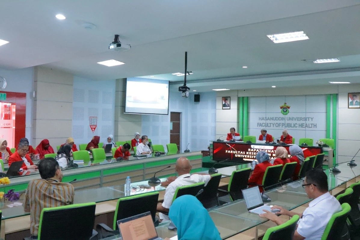 Momen krusial di FKM Unhas: Rapat Senat yang memutuskan pembukaan kelas program doktor (S3) Ilmu Kesehatan Masyarakat di luar kampus utama. Sebuah langkah progresif untuk memperluas jangkauan pendidikan berkualitas bagi anak bangsa. Kredit: FKM Unhas.
