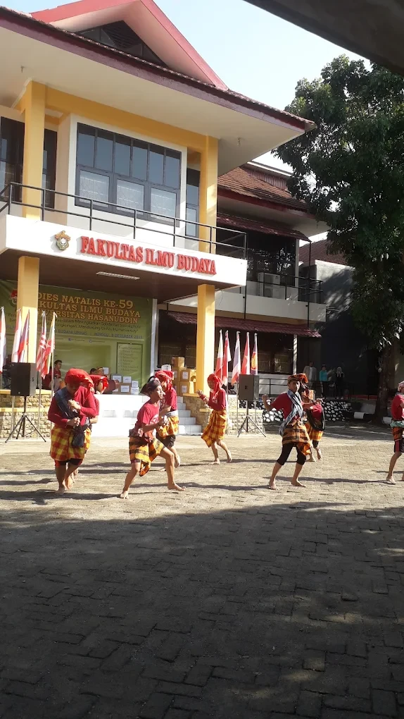 Para mahasiswa menampilkan tarian tradisional dalam semangat Dies Natalis dan Silaturahmi Akbar. Penampilan ini mencerminkan tekad kolektif dekan, dosen, tenaga kependidikan, mahasiswa dan Alumni FIBRA Unhas untuk bersatu padu menjadikan FIB sebagai simpul kebudayaan nasional dan fakultas berkelas dunia dalam peta World Class University. Kredit: FIB Unhas.
