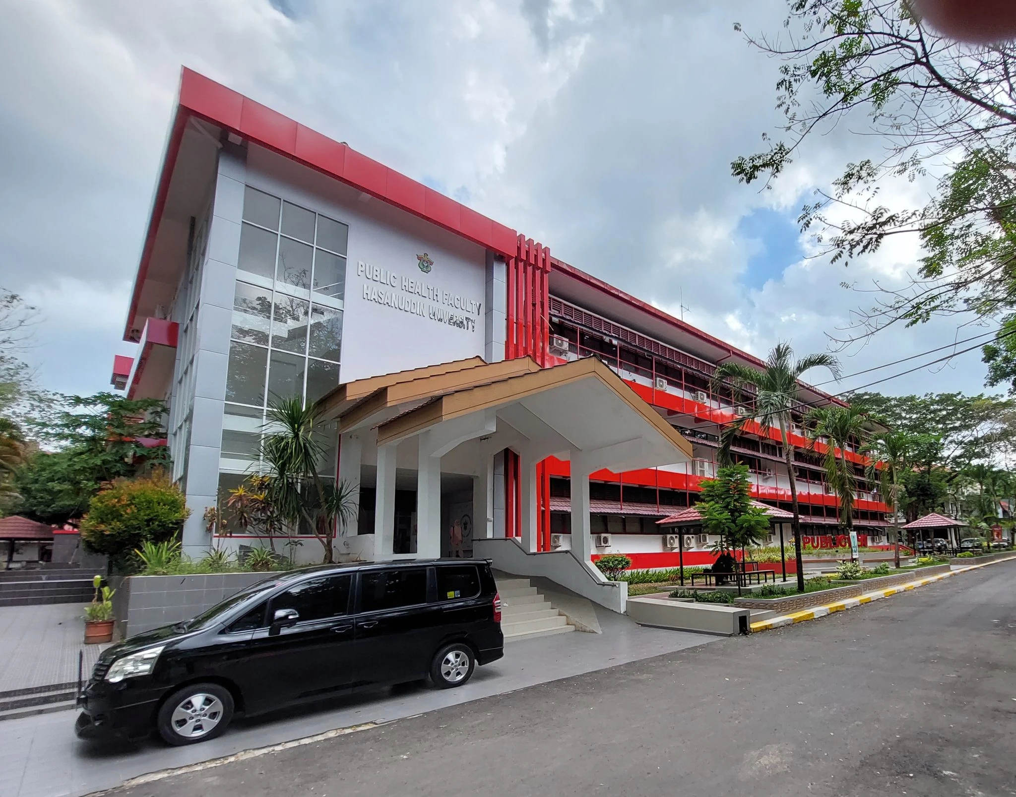 Gedung megah Fakultas Kesehatan Masyarakat Universitas Hasanuddin (FKM Unhas) di Makassar, simbol dedikasi akademik yang kini dipercaya Kementerian Kesehatan RI untuk memimpin pendampingan penyusunan Renstra dan Renja Dinas Kesehatan di berbagai daerah tahun 2025. Kolaborasi ini menegaskan peran strategis FKM Unhas dalam penguatan tata kelola program kesehatan nasional. Kredit: FKM Unhas.
