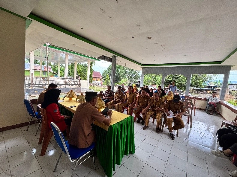 Suasana Seminar Awal mahasiswa FKM Unhas di Kantor Desa Pattiro, Jeneponto, yang dihadiri oleh perangkat desa dan perwakilan masyarakat. Kredit: FKM Unhas,