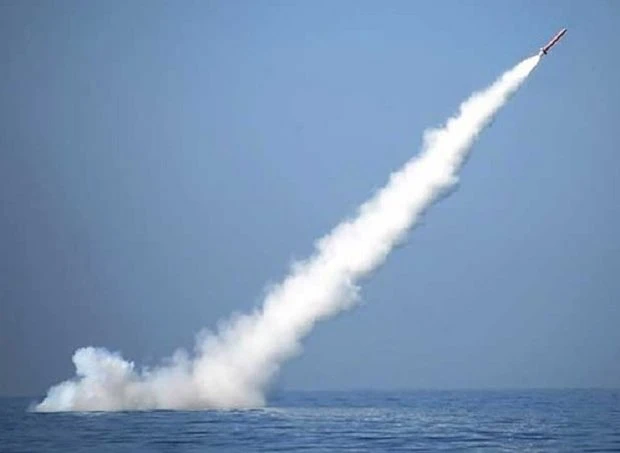 Sebuah pencapaian teknologi yang signifikan: Iran berhasil meluncurkan rudal balistik dari bawah laut. Ini menandai tonggak penting dalam pengembangan kemampuan militer Iran dan menunjukkan kemajuan teknologi yang pesat. Kredit: Mehr News