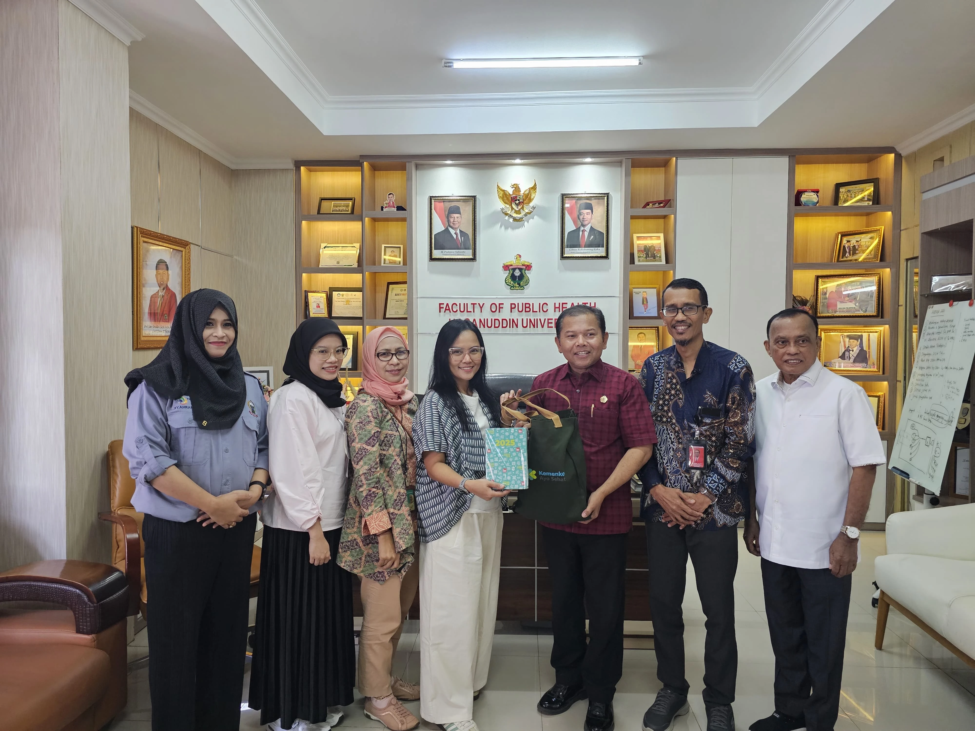 Dekan FKM Unhas Prof. Sukri Palutturi (ketiga dari kanan) bersama jajaran pimpinan fakultas menerima kunjungan Tim Kampus Sehat Pusat dari Kementerian Kesehatan (Kemenkes), sebagai bagian dari upaya penguatan Program Kampus Sehat di lingkungan Universitas Hasanuddin. Kredit: FKM Unhas.