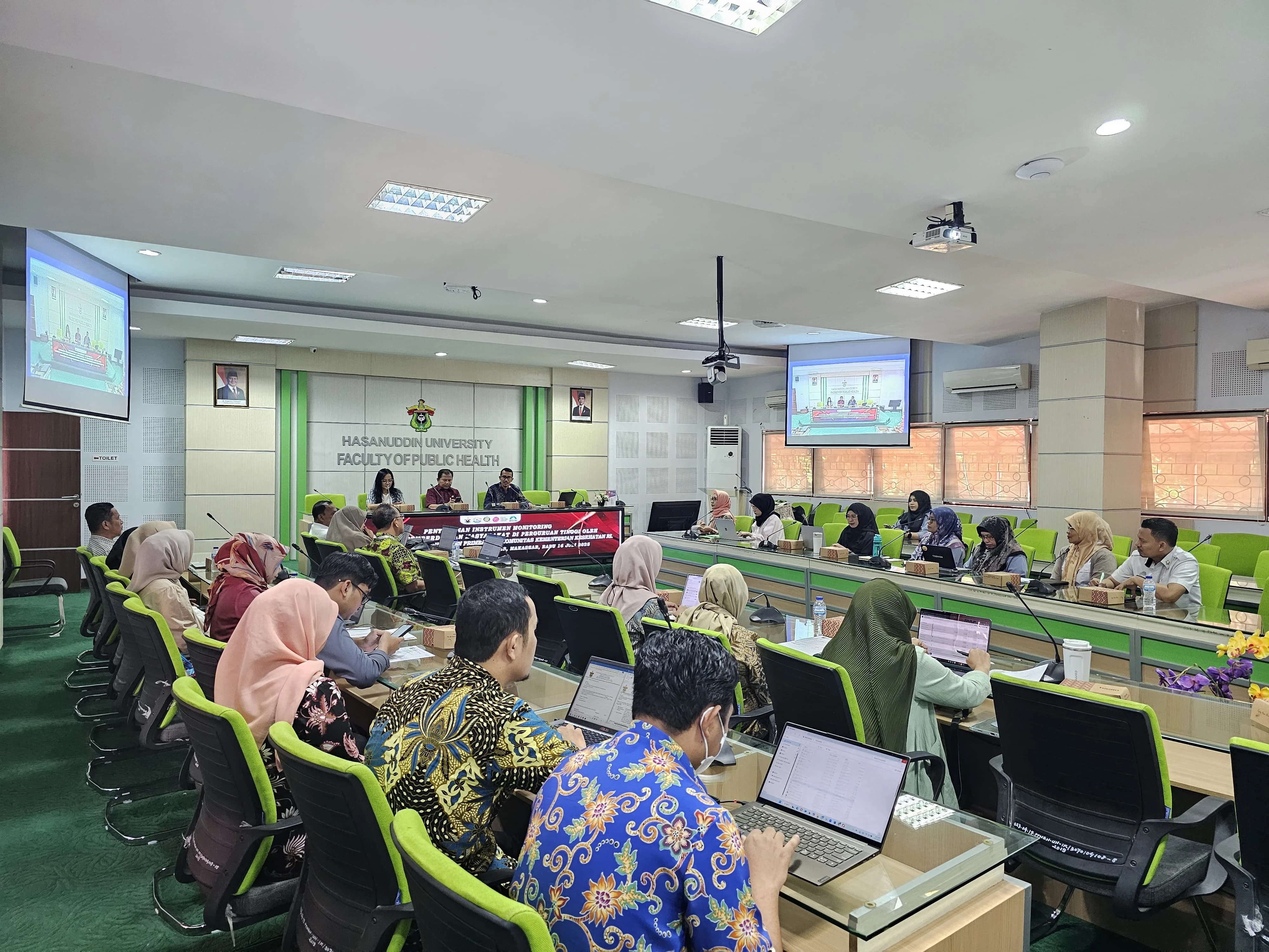 
Suasana Focus Group Discussion (FGD) Penyusunan Instrumen Monitoring Kesehatan Kampus di Ruang K225 Lantai 2 FKM Unhas, Rabu (16/7/2025), yang melibatkan Tim Pokja Pos Pelayanan Terpadu PTM dan Tim Kampus Sehat FKM Unhas. Kredit: FKM Unhas.