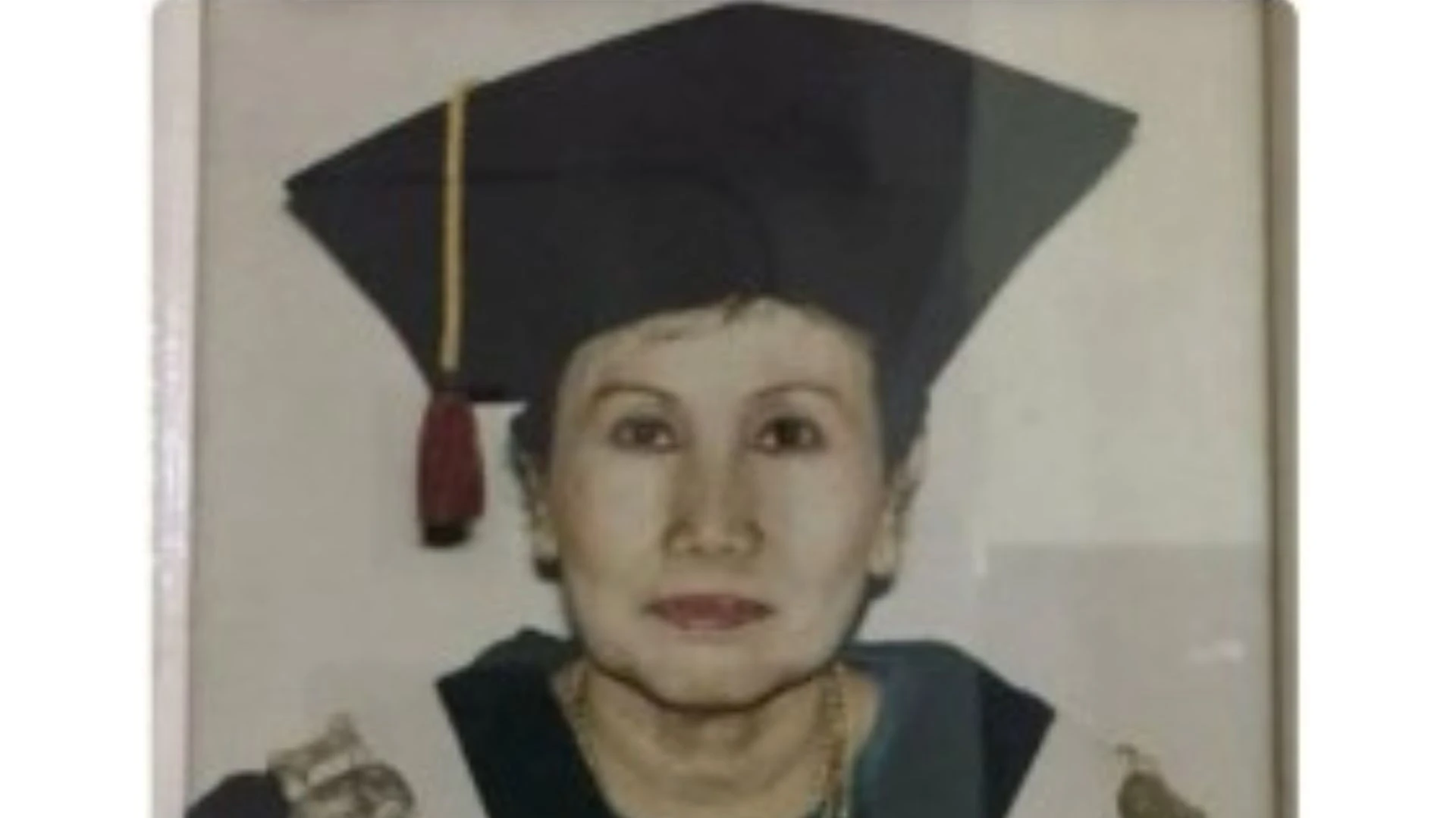 Pendiri dan Dekan Pertama Fakultas Kedokteran Gigi Unhas. Pengabdianmu tak sekadar mengenalkan kedokteran gigi, tapi menanamkan peradaban ilmu di kampung halaman. Aula Halimah Daeng Sikati adalah saksi abadi perjuanganmu. Kredit: Prof. Dr. Ir. Rajuddin Syamsuddin, M.Sc.