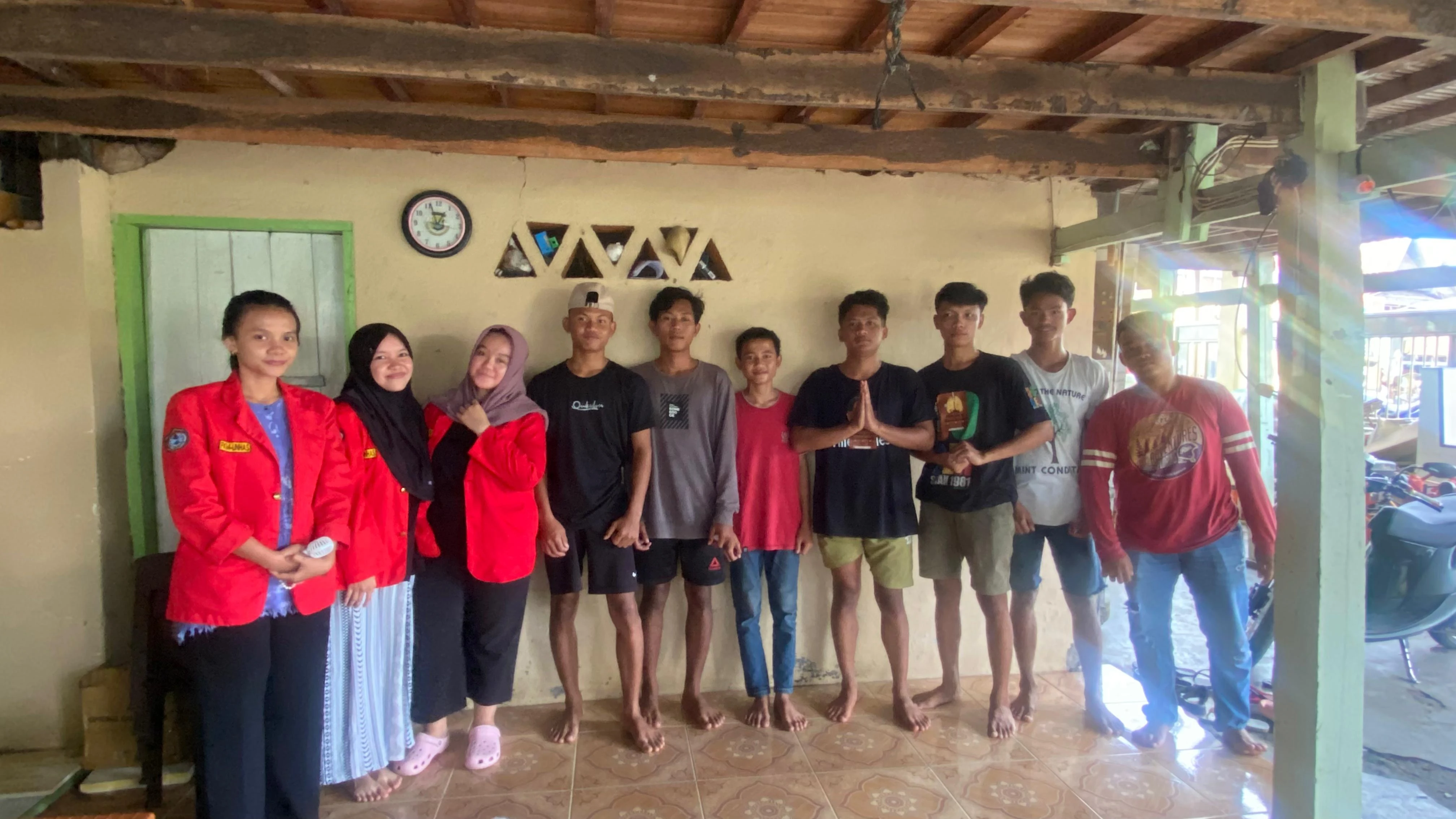 Para mahasiswa FKM Unhas Posko 6 bersama para pemuda Desa Pattiro, Jeneponto, setelah sukses menjalankan program edukasi bahaya merokok yang kreatif melalui permainan kartu remi. Inovasi ini terbukti meningkatkan pengetahuan pemuda secara signifikan, mendukung tercapainya SDGs 3. Kredit: FKM Unhas.