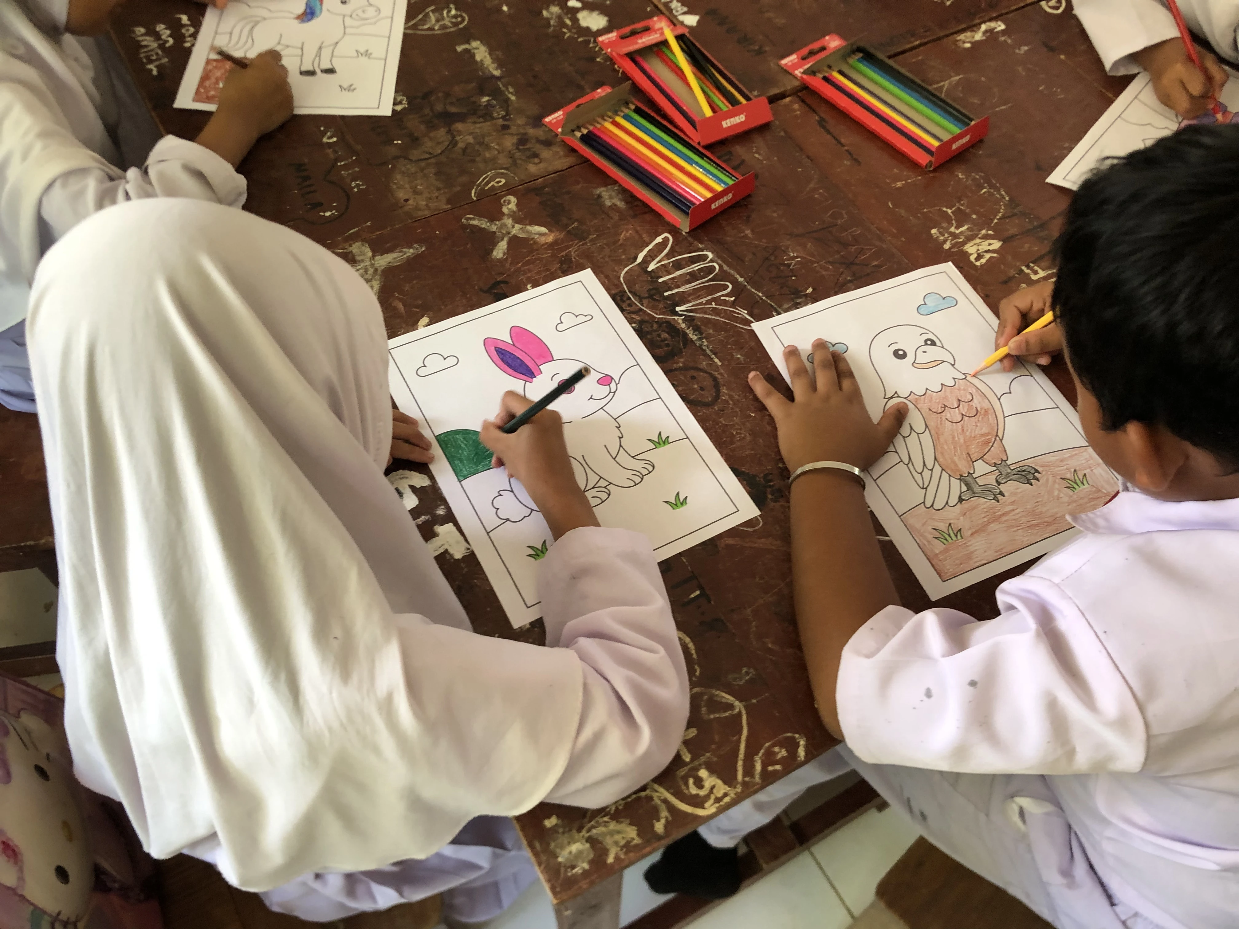 Menginterpretasikan pesan buku melalui warna. Dalam kegiatan KKN-T Unhas Gel.114 di Gowa, siswa-siswi diajak mewarnai sebagai cara menuangkan imajinasi dan pemahaman dari buku