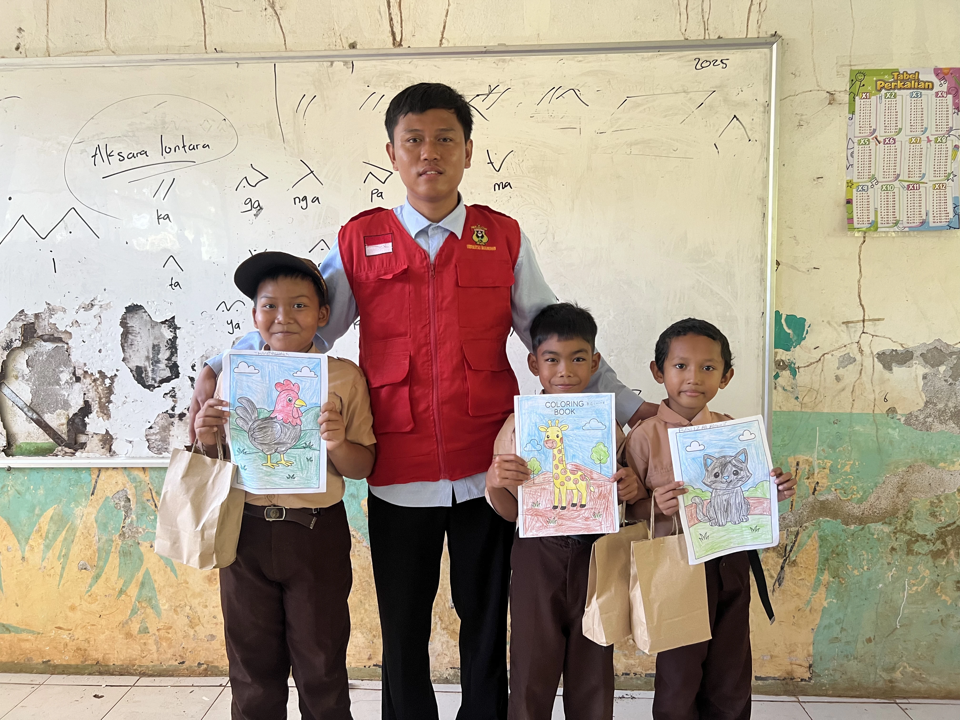 Senyum ceria siswa SD di Gowa saat menunjukkan hasil karya mewarnai mereka dalam program
