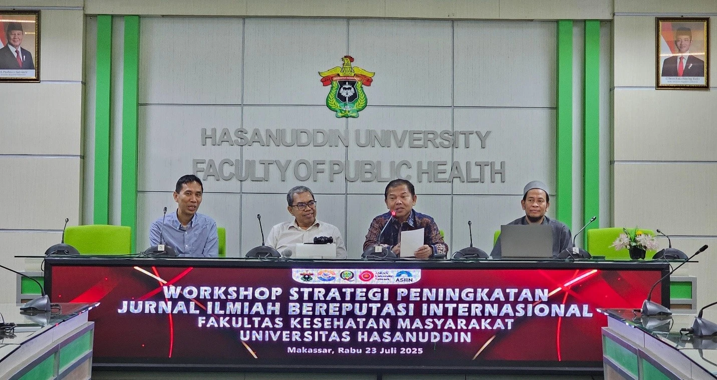 Suasana pembukaan Workshop “Strategi Peningkatan Jurnal Ilmiah Bereputasi Internasional” yang dihadiri oleh Dekan FKM Unhas Prof. Sukri Palutturi (ketiga dari kiri) serta dua narasumber ahli, Prof. Dr. Halmar Halide, M.Sc (kedua dari kiri) dan Prof. Dr. Dahlang Tahir, M.Si (paling kanan), didampingi moderator Prof. Anwar Mallongi, SKM., M.Sc., Ph.D (paling kiri). Kredit: FKM Unhas.