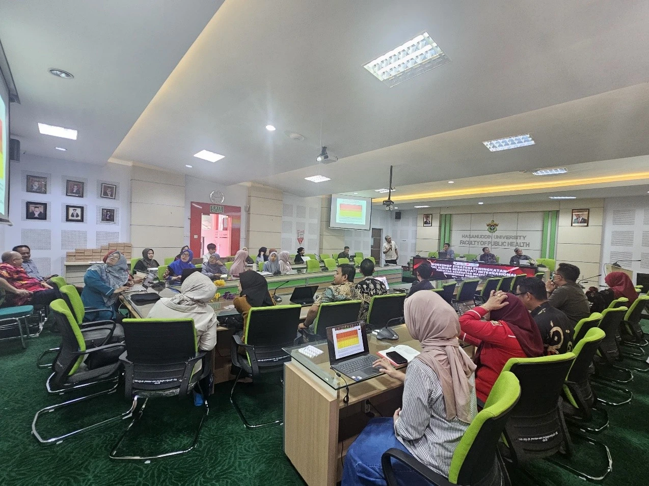 Suasana antusias peserta, yang terdiri dari dosen dan mahasiswa pascasarjana FKM Unhas, mengikuti Workshop