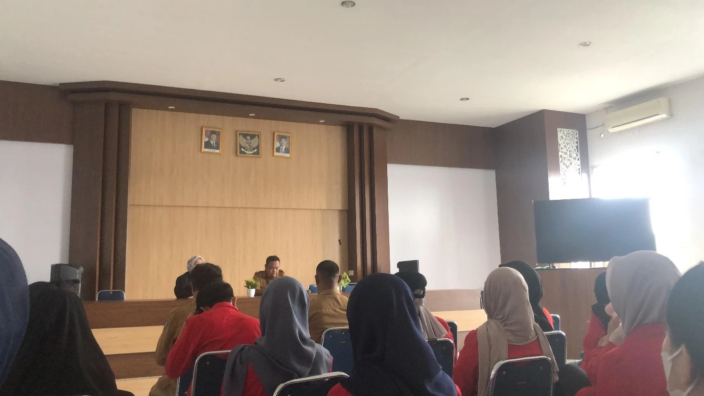 Membangun sinergi untuk kesehatan! Suasana hangat penerimaan 39 mahasiswa FKM Unhas di Kecamatan Marioriawa, Soppeng, pada 14 Juli 2025. Perwakilan Camat Marioriawa dan Pengelola PBL menyambut mahasiswa yang akan menjalani PBL I, fokus pada pemetaan masalah kesehatan dan pengabdian masyarakat demi tercapainya SDG 3 dan 17. Kredit: FKM Unhas.