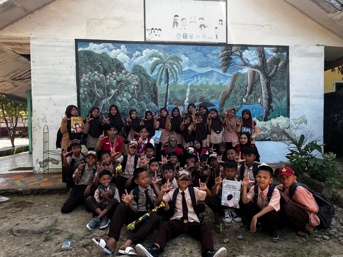 Membaca Itu Seru!
Mahasiswa KKNT Literasi Maccini Sombala Universitas Hasanuddin bersama siswa-siswi UPT SD Inpres 194 Taipanaorang berfoto usai kunjungan literasi. Dengan metode membaca yang menyenangkan dan interaktif, kegiatan ini berhasil menumbuhkan semangat dan kecintaan anak-anak terhadap dunia literasi.
Jika Anda menginginkan versi caption yang lebih pendek atau lebih formal, silakan beri arahan. Kredit: Mahasiswa KKN di Takalar.