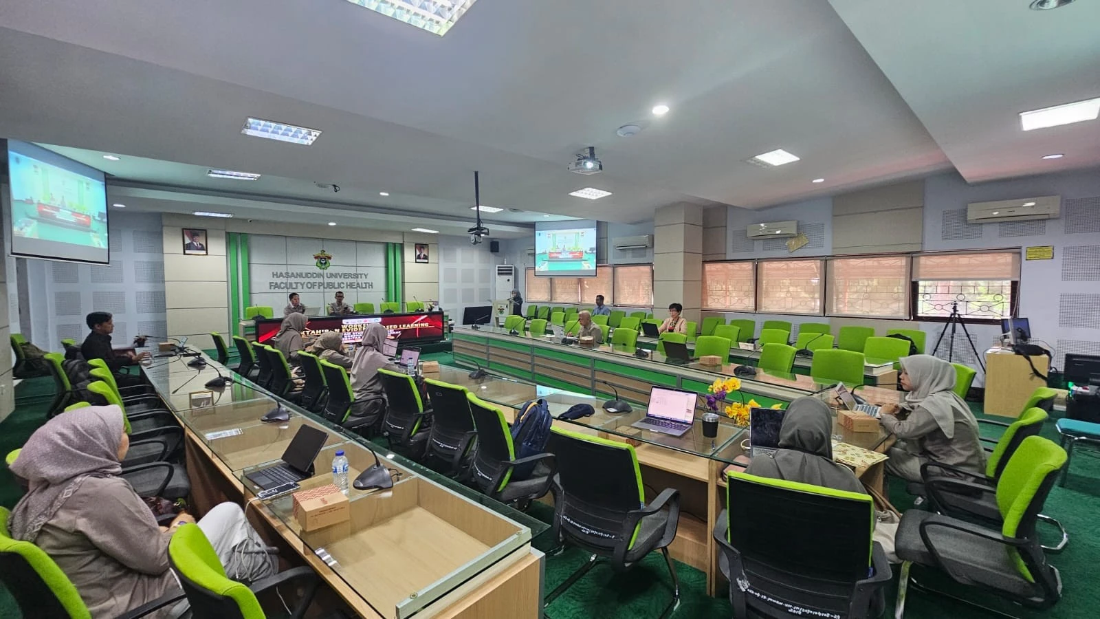 Suasana Workshop Pemutakhiran Evidence-Based Learning (EBL) Program Studi S1 Ilmu Gizi FKM Unhas yang berlangsung secara hibrida. Kegiatan ini menjadi momentum penting untuk penguatan pembelajaran berbasis bukti yang lebih berdampak di masyarakat. Kredit: FKM Unhas.