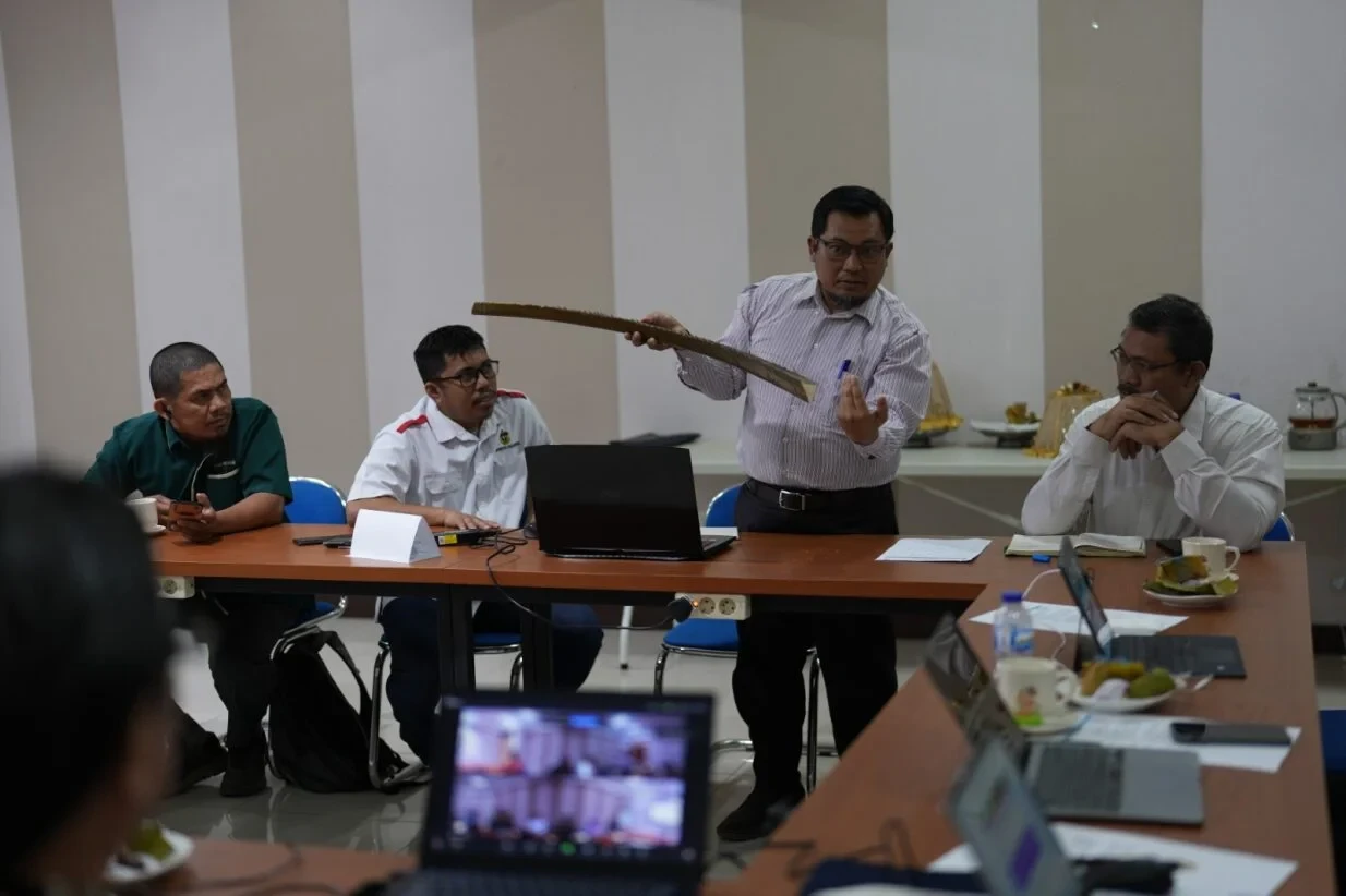Inovasi dari Unhas: Drone Pemotong Sawit Tampil di Hadapan BPDP.
Dr. Eng. Andi Amijoyo Mochtar, S.T., M.Sc., (berdiri) menjelaskan prototipe drone pemotong pelepah sawit di hadapan tim Monev dari Badan Pengelola Dana Perkebunan (BPDP) di LPPM Unhas. Penelitian ini merupakan salah satu dari dua riset unggulan Unhas yang diharapkan dapat membawa kemajuan signifikan bagi industri kelapa sawit nasional. Kredit: Dr. Eng. Andi Amijoyo Mochtar, S.T., M.Sc.