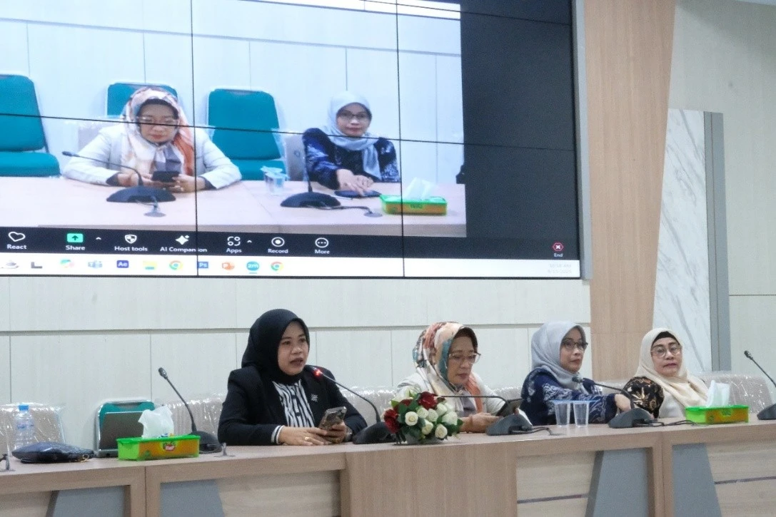 FKM Unhas Berkomitmen Ciptakan Kampus Bebas Kekerasan.
Diskusi panel dalam Sosialisasi Pencegahan dan Penanganan Kekerasan (PPK) yang diadakan di Aula Prof. dr. H. Sirajuddin Beku, SKM, Jumat (15/8/2025). Acara ini merupakan wujud nyata komitmen FKM Unhas dalam mewujudkan Zona Integritas. Kredit: FKM Unhas.