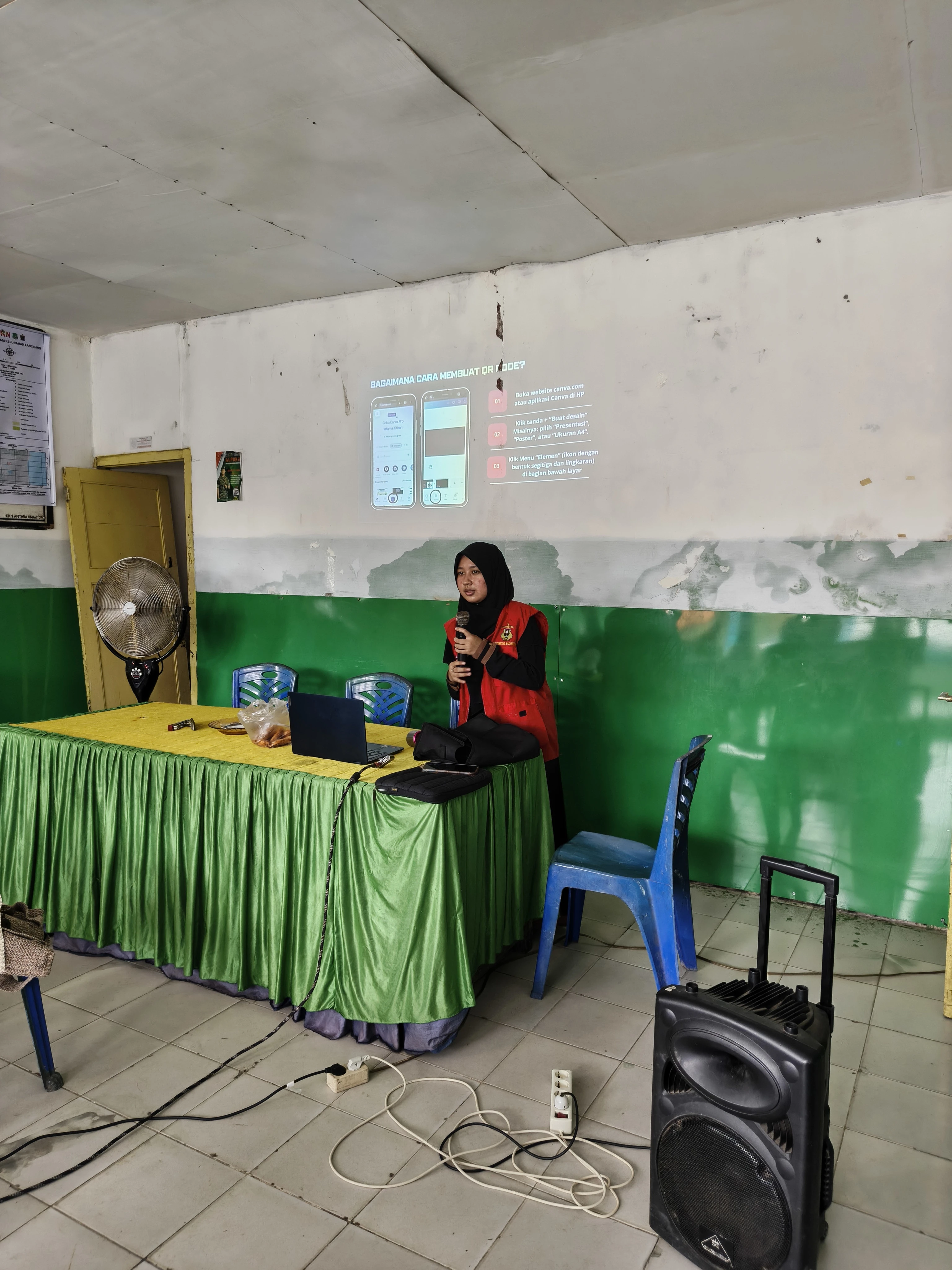 Nurul Izzah Mujahidah, penanggung jawab program KKN Tematik 114 UNHAS, sedang memberikan sosialisasi mengenai