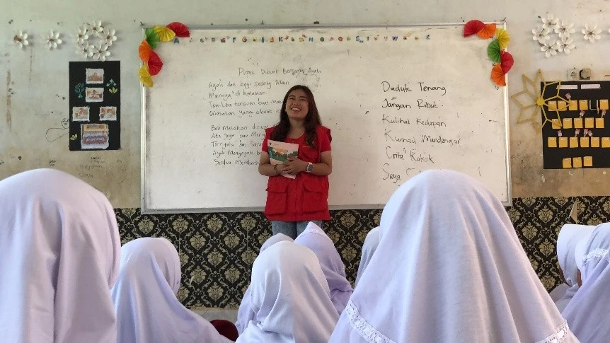 Di dalam kelas yang sederhana, Anita Boton Patasik (penanggung jawab program) memimpin sesi 