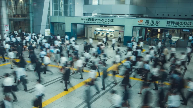 Setiap langkah kaki adalah energi.
Di stasiun-stasiun padat seperti Stasiun Shinagawa, Jepang, jutaan pejalan kaki melintas setiap hari. Keramaian ini bukan hanya pemandangan biasa, melainkan sumber daya terbarukan. Melalui trotoar bertenaga ubin piezoelektrik, Jepang memanfaatkan tekanan dari setiap langkah untuk menghasilkan listrik, sebuah inovasi cerdas yang mengubah kepadatan populasi menjadi aset.Kredit: Michael Sugrue/Getty Images.
