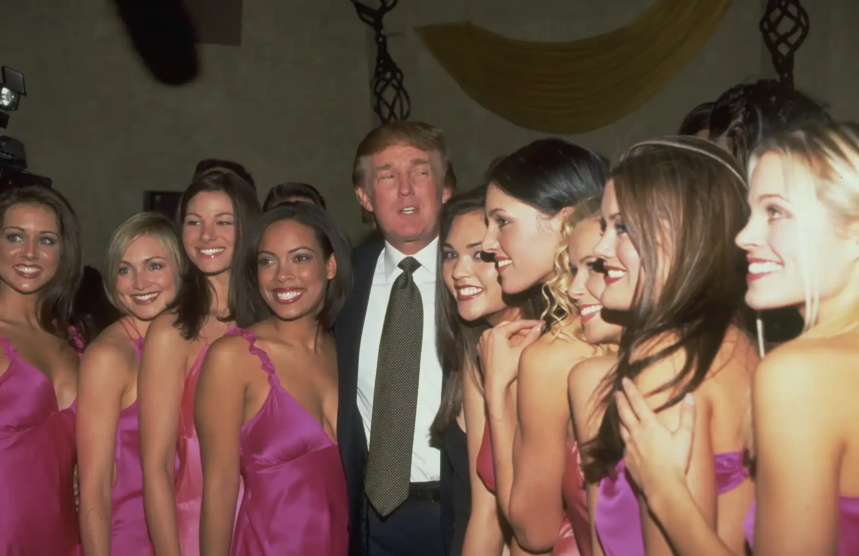 Trump dalam ajang kontes Miss USA ke-49. Dari tahun 1996 hingga 2015, Trump merupakan pemilik ajang kontes kecantikan Miss Universe, Miss USA, dan Miss Teen USA. Foto: Steve Azzara.