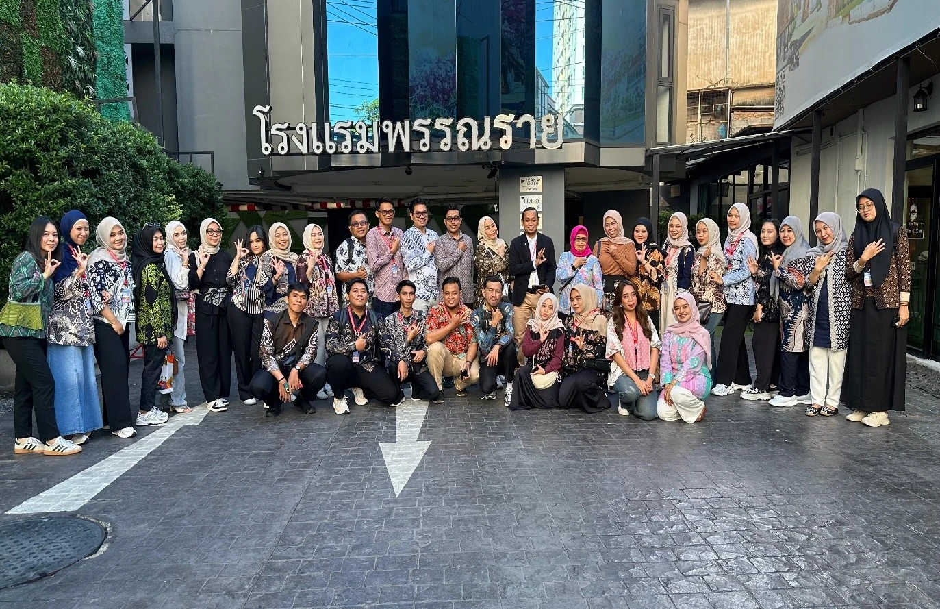 Delegasi FKM Unhas di Panggung Global. 
Bangkok menjadi saksi komitmen Universitas Hasanuddin dalam memajukan ilmu Keselamatan dan Kesehatan Kerja (K3). Sebanyak 42 mahasiswa dan 4 dosen FKM Unhas hadir di The 8th International Conference on Work Environment and Cardiovascular Diseases (ICOH-CVD 2025), membawa semangat akademik dan tekad untuk berkontribusi di forum ilmiah internasional.