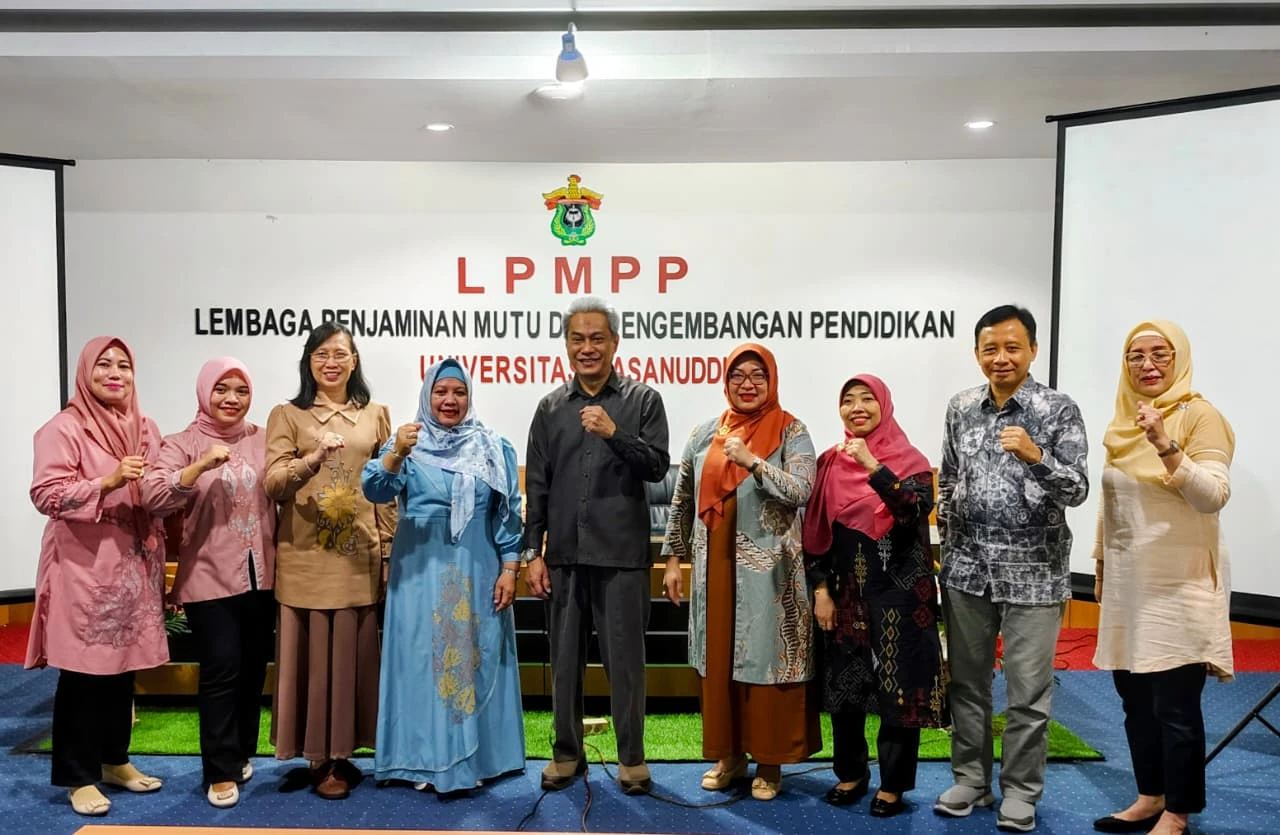 Kebersamaan dan optimisme tampak jelas dalam wajah para pimpinan dan tim Lembaga Penjaminan Mutu dan Pengembangan Pendidikan (LPMPP) Universitas Hasanuddin. Mereka menjadi garda terdepan dalam mewujudkan budaya mutu di kampus, sebuah fondasi yang telah mengantar Unhas mencapai lonjakan akreditasi nasional maupun internasional. Dukungan penuh dari Rektor Prof. Dr. Ir. Jamaluddin Jompa, M.Sc. meneguhkan LPMPP sebagai motor penggerak transformasi, memastikan setiap langkah menuju world class university berakar pada komitmen, sinergi, dan kepemimpinan yang transformasional. (Kredit: LPMP UNHAS).