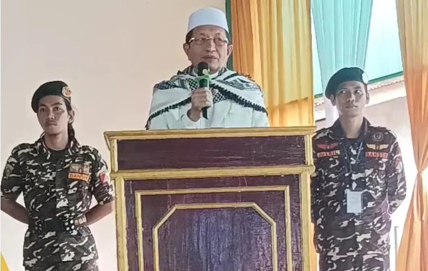 Menteri Agama RI, Anre Gurutta Prof. Dr. H. Nasaruddin Umar, MA, saat menyampaikan tausiyah pada Haul Akbar ke-58 Thareqat Khalwatiyah Samman di Bumi Pattene, Maros, Sabtu (13/9/2025). Dalam pesannya, Menag menegaskan pentingnya menapaki jalan syariat dan thariqah secara istiqamah, sekaligus menjaga toleransi dalam keberagaman bangsa. (Kredit: Syamsir Nadjamuddin)