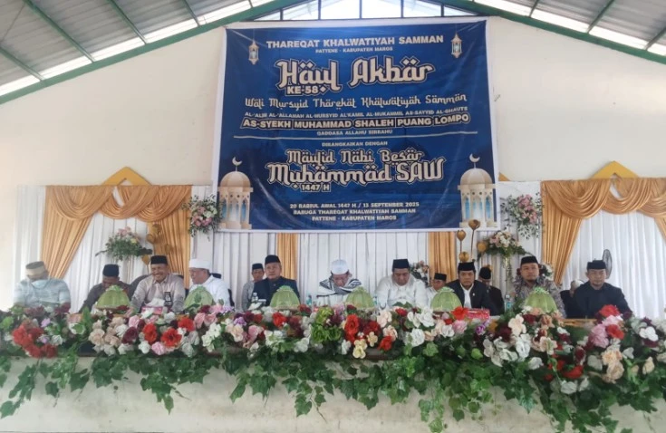 Suasana khidmat Haul Akbar ke-58 Thareqat Khalwatiyah Samman di Bumi Pattene, Maros, yang dirangkaikan dengan Maulid Nabi Muhammad SAW 1447 H, Sabtu (13/9/2025). Para ulama, tokoh masyarakat, dan pejabat pemerintah duduk bersama di panggung utama, menegaskan ukhuwah Islamiyah serta komitmen menjaga warisan spiritual Syeikh Muhammad Saleh Puang Lompo.