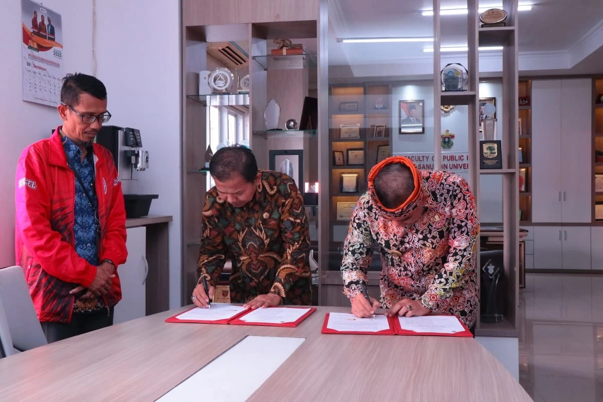Sinergi untuk Kesehatan Masyarakat Tarakan: Dekan FKM Unhas, Prof. Sukri Palutturi, S.KM., M.Kes., MSc.PH., Ph.D  dan Pemerintah Kota Tarakan menandatangani Perjanjian Kerja Sama di Makassar, Rabu (17/9). Kolaborasi strategis ini menjadi tonggak penting dalam upaya peningkatan kualitas sumber daya manusia (SDM) dan pelayanan kesehatan di Kota Tarakan, membuka jalan bagi para tenaga kesehatan untuk melanjutkan studi S2 dan S3 demi mewujudkan pembangunan daerah yang berkelanjutan.