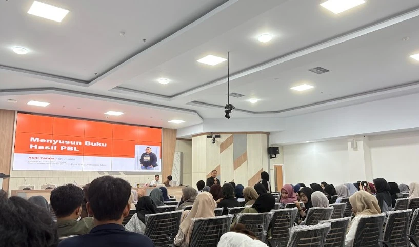 Suasana Pelatihan Pembuatan Buku Praktik Belajar Lapangan (PBL) I FKM Unhas yang berlangsung di Aula Prof. Dr. Sirajuddin Beko, Senin (22/9/2025). Pelatihan ini menghadirkan Asri Tadda, S.Ked., MH., CPSMM, sebagai pemateri utama untuk membekali mahasiswa dengan keterampilan mengubah data lapangan menjadi narasi yang hidup dan bermakna.