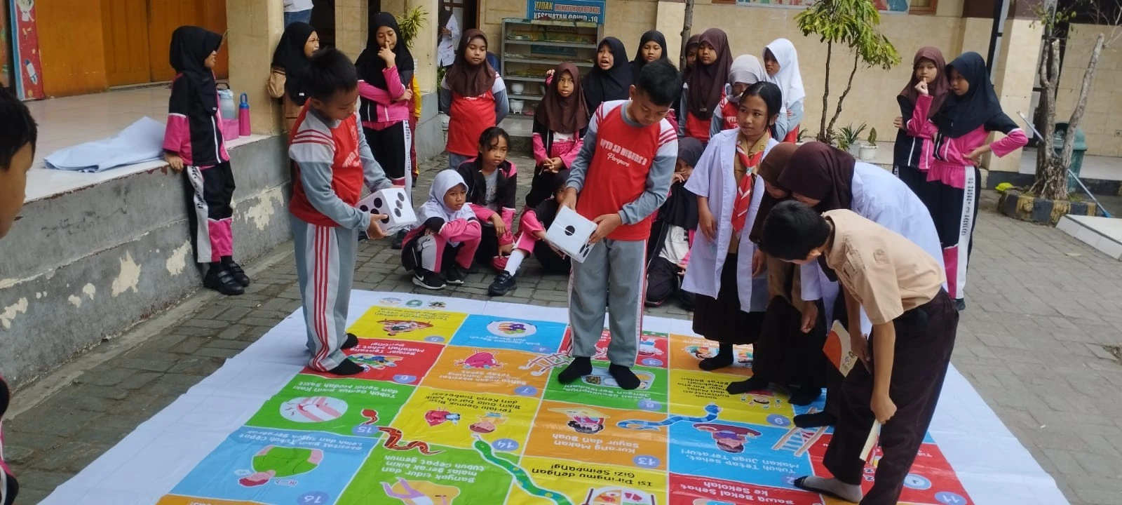 Sahabat Gizi Beraksi di Sekolah — Siswa SD Neg 3 Parepare melaksanakan sosialisasi kepada teman sebaya menggunakan modul dan buku saku serta media permainan edukatif.