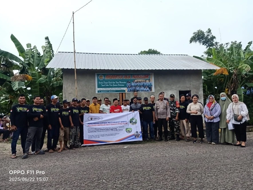 Tim Fakultas Pertanian Universitas Hasanuddin bersama anggota Wija Paggalung Community, pemerintah desa, dan aparat setempat berpose bersama usai kegiatan sosialisasi teknologi DiGi Farming berbasis IoT dan AI dalam rangka Program Pengabdian kepada Masyarakat (PPMU-PK-M) di Kecamatan Baranti, Kabupaten Sidrap, Minggu (22/6).