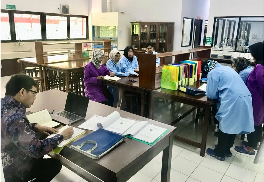 Asesor dari Komite Akreditasi Nasional (KAN) melakukan evaluasi mendalam terhadap sistem manajemen mutu di Laboratorium Kimia Biofisik FKM Unhas. Proses asesmen ini menjadi bagian penting dari upaya FKM Unhas mempertahankan akreditasi ISO/IEC 17025:2017 dan memastikan kualitas layanan laboratorium tetap kompeten, kredibel, serta berdaya saing internasional.