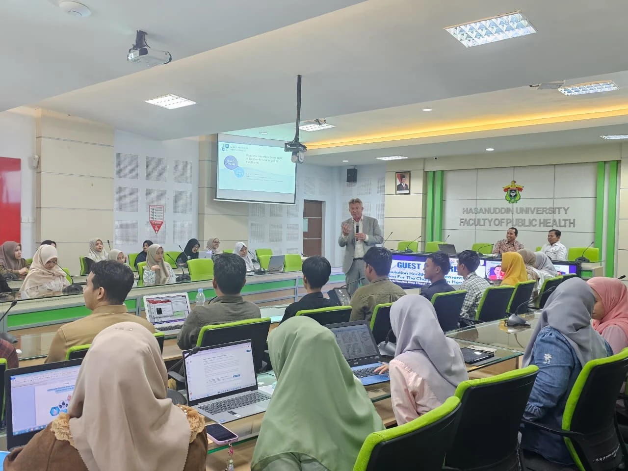 Prof. dr. Marc Bruijnzeels dari Leiden University Medical Center (LUMC) menyampaikan materi dalam Guest Lecture 